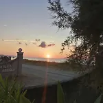 Angela, Seafront Apartments, Almiros アパート *